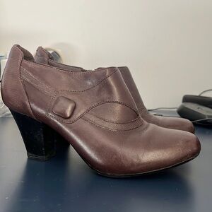 🎉 Clarks Ankle Bootie Shoes Womens 8 Bendables Brown Leather Side Zip 3" Heels